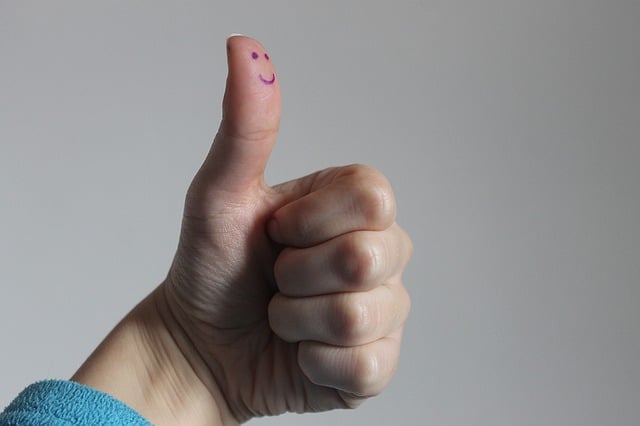 main levée avec un pouce signifiant "bravo"